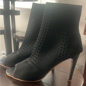 crotchet shoes can fit a size 8.5/ 9 or 10 very roomy.